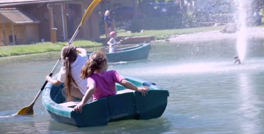 Enfants en barque sur le lac de La Neyrette