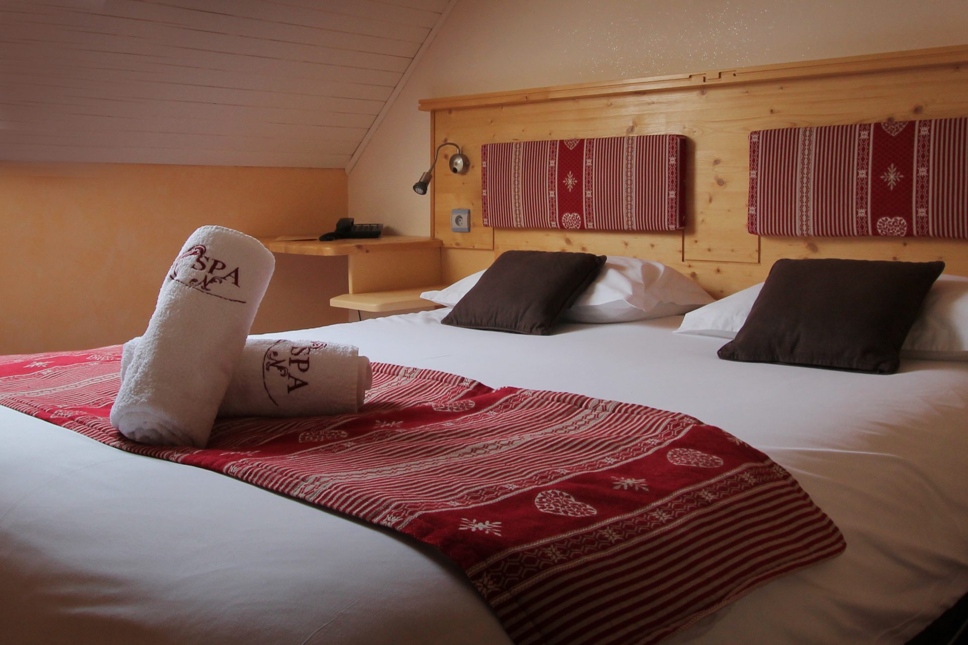 Chambre chalet aux boiseries et linge savoyard à La Neyrette