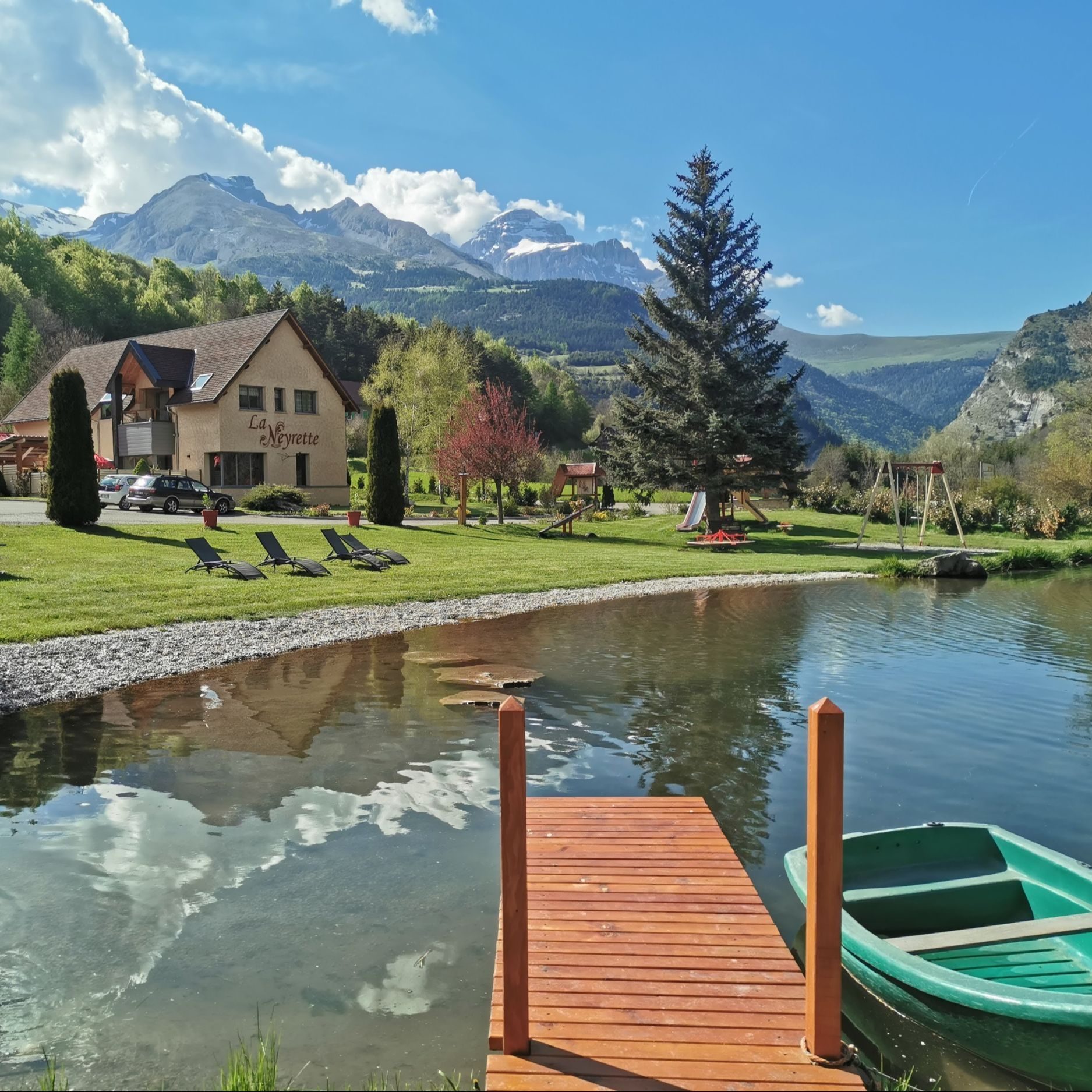 La Neyrette au bord de son lac, vue depuis le ponton, face au Dévoluy