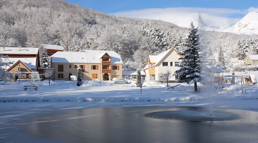 La Neyrette sous la neige, son lac gelé face au Dévoluy