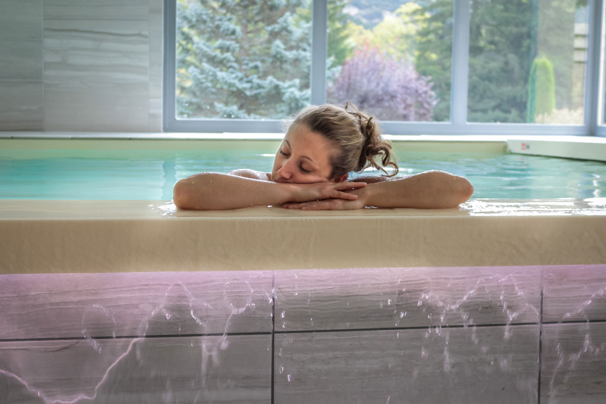 Détente dans la piscine intérieure chauffée de La Neyrette