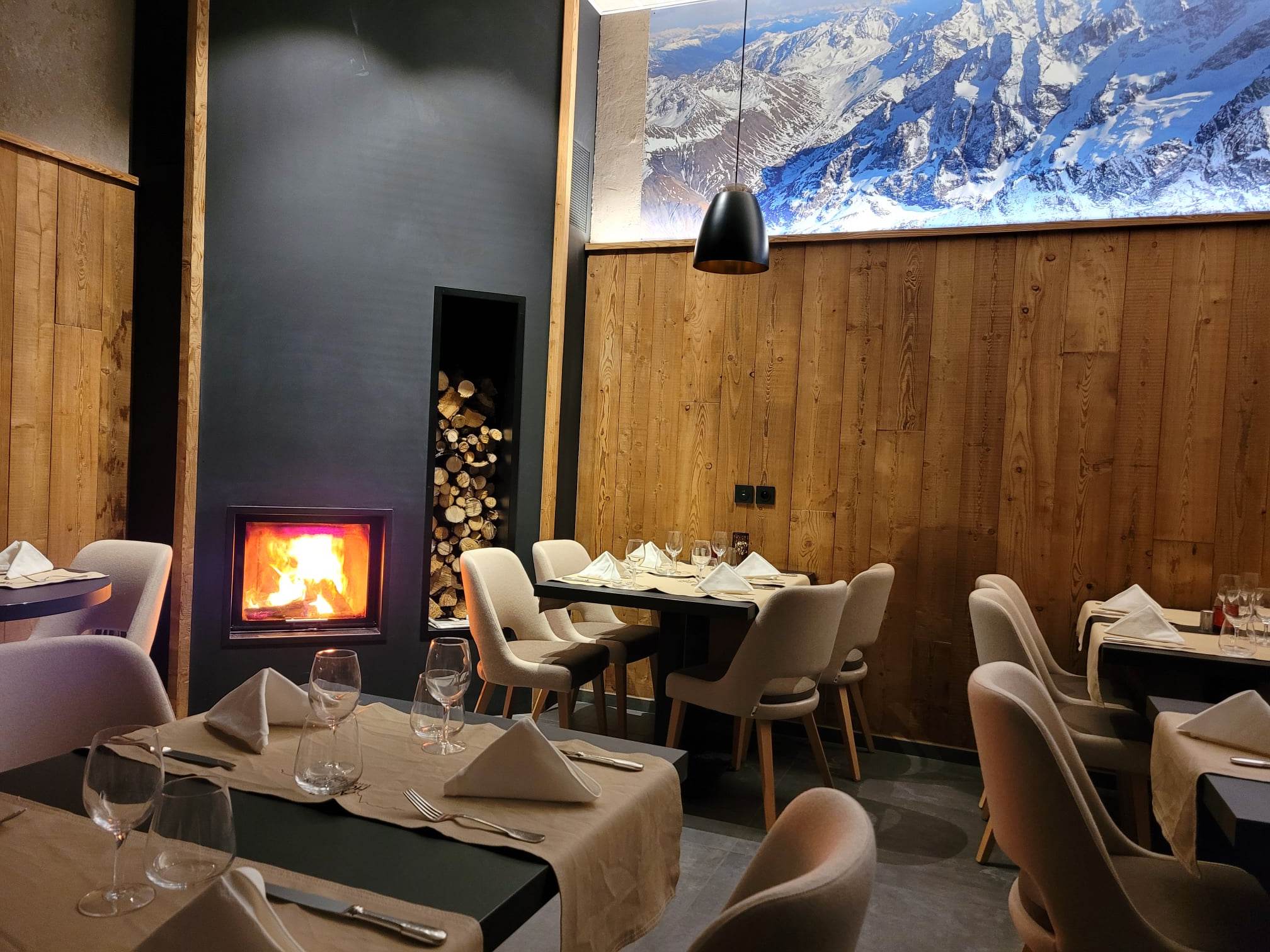 Salle du restaurant La Neyrette, cheminée et boiseries