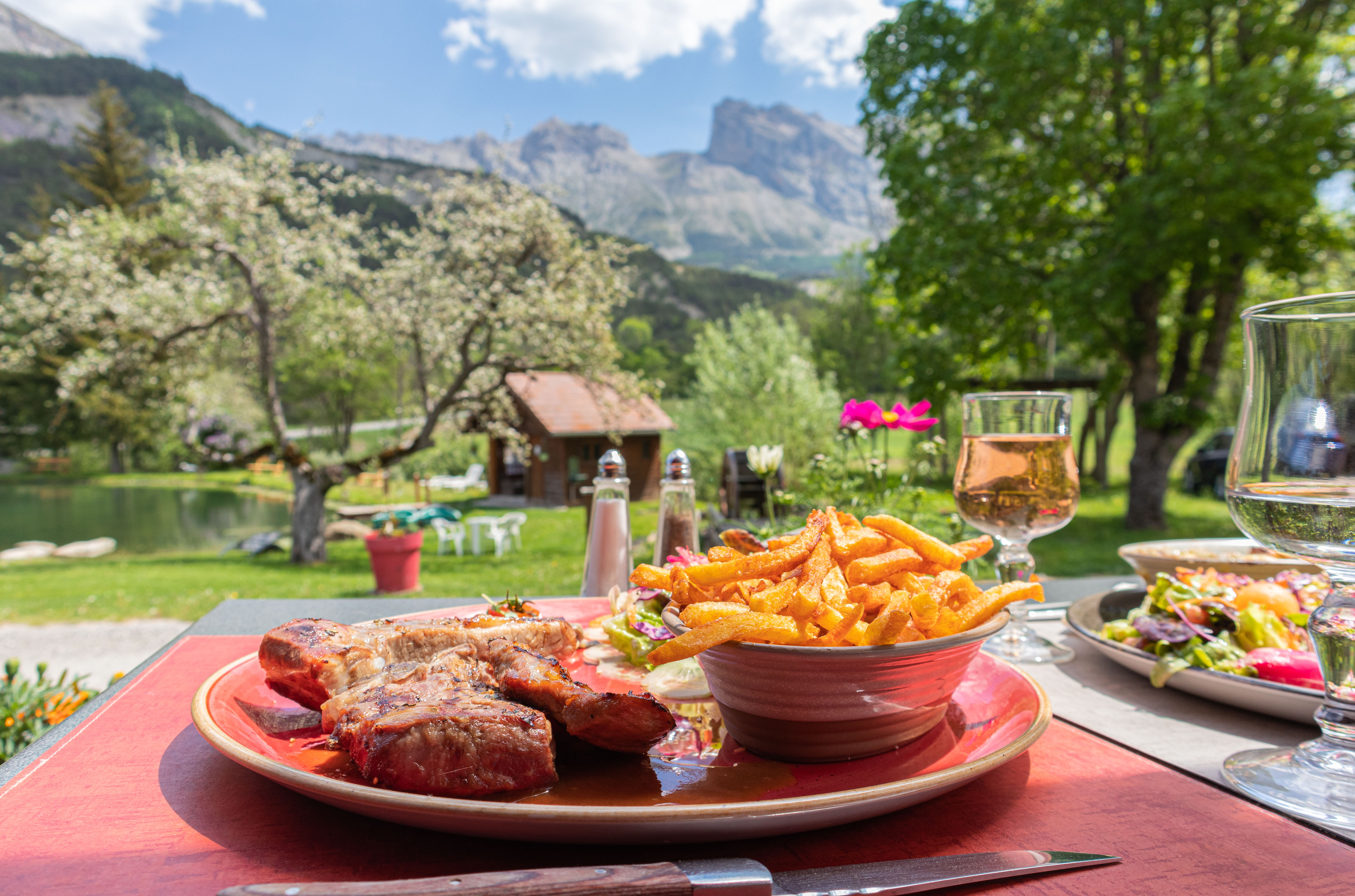Terrasse du restaurant avec vue sur le Dévoluy