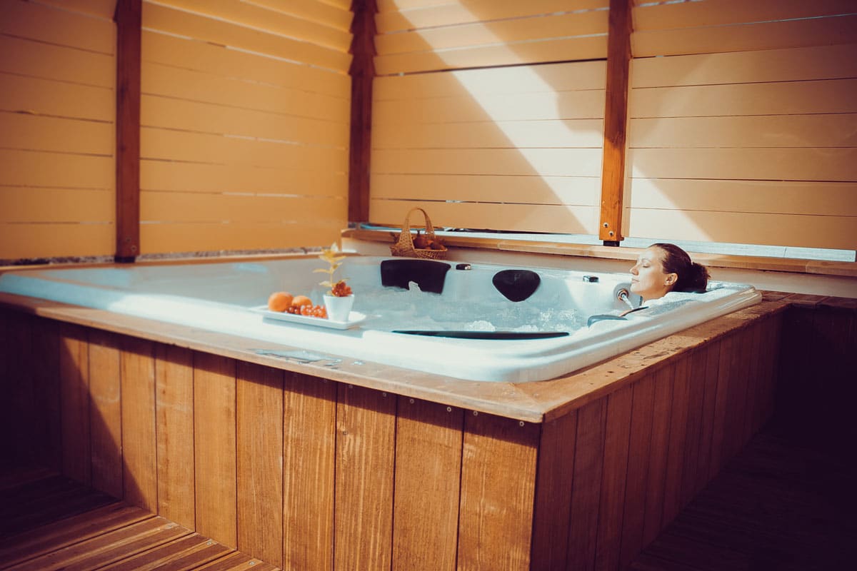 Détente au jacuzzi du spa de La Neyrette