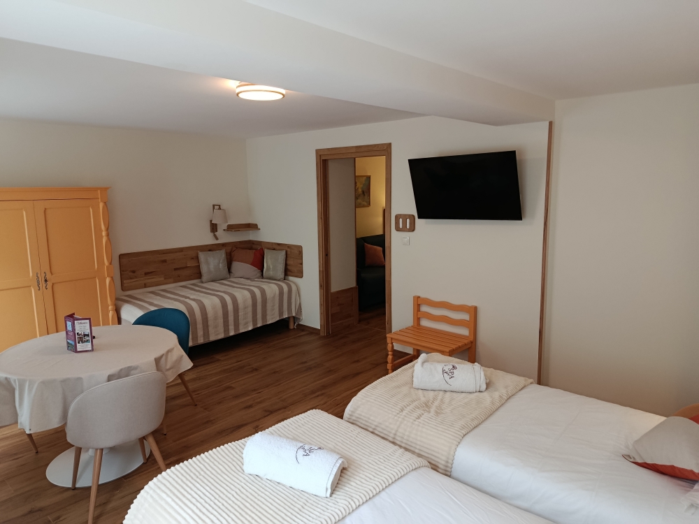 Suite familiale, coin salon avec banquette et table repas